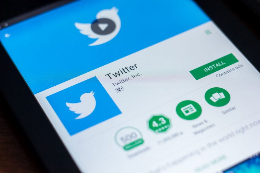 Hitelesített Twitter fiókokat vettek célba a támadók