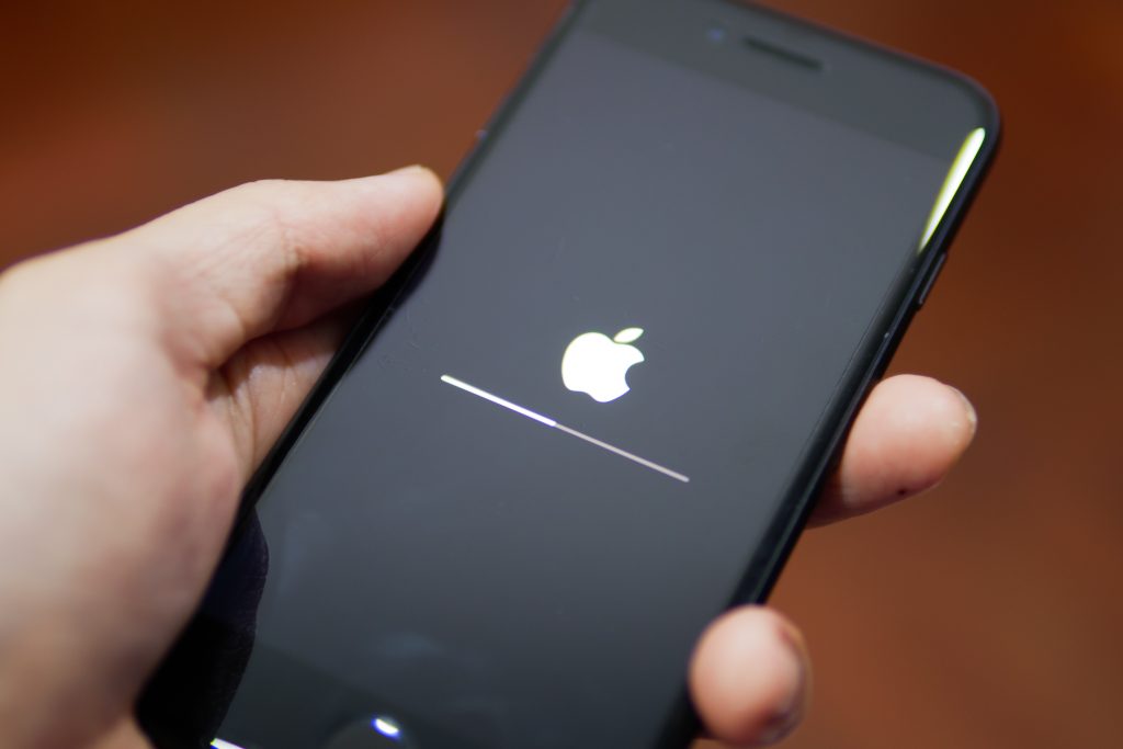 Biztonsági javítások érkeztek az Apple-től, kinek inge, frissítsen!