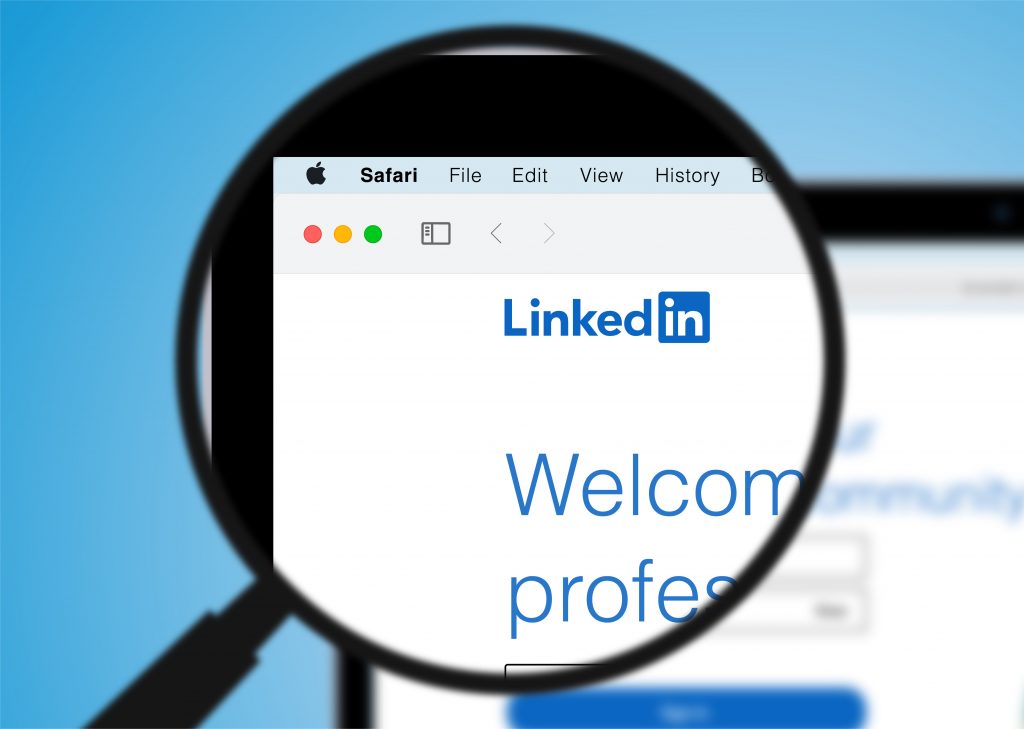 Safari hibán keresztül csaptak le egyes LinkedIn felhasználókra