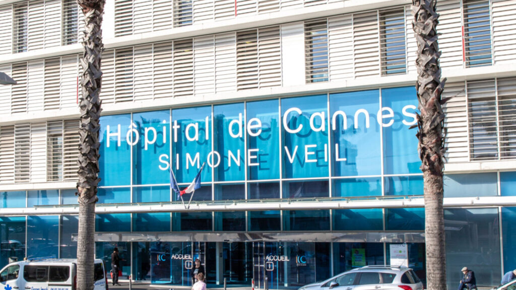 A cannes-i Simone Veil Kórházat a múlt héten ért kibertámadás, amely jelentősen befolyásolta működését és arra kényszerítette az ott dolgozó szakembereket, hogy visszatérjenek a papír alapú ügyintézéshez.