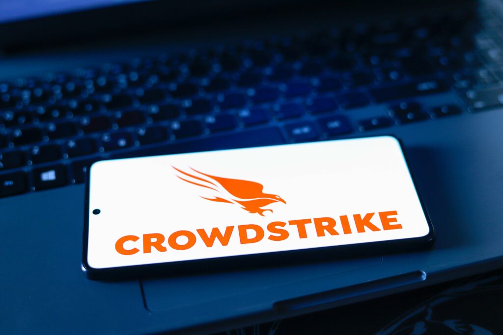 Alig telt el pár nap, amióta a CrowdStrike egyik termékének hibás hivatalos frissítése térdre kényszerített több mint 8,5 millió windows rendszert. A Scammerek kihasználják a helyzetet, és a CrowdStrike munkatársainak adják ki magukat, hogy káros programokat terjesszenek.