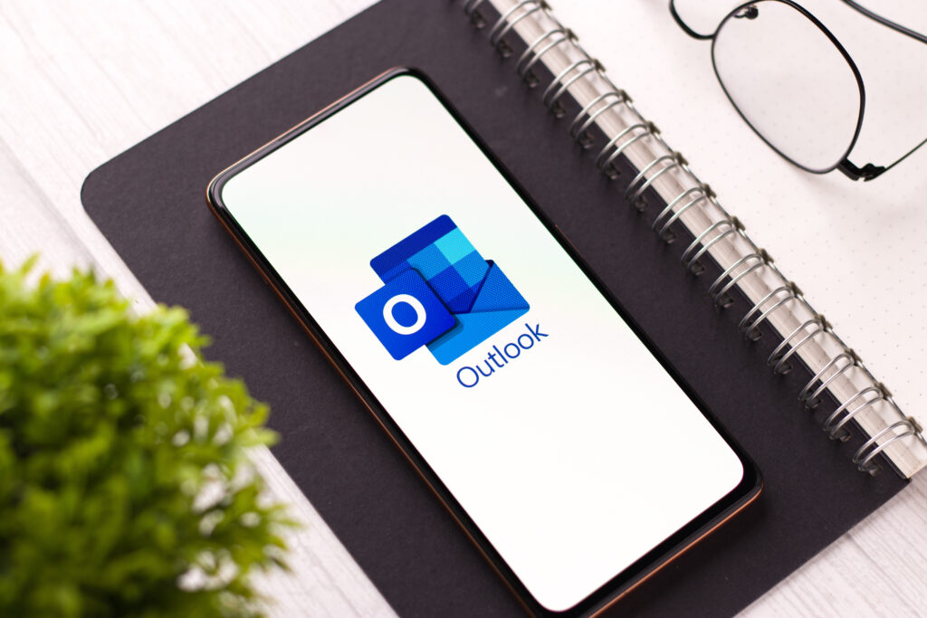 A Microsoft bejelentette, hogy az Outlook Web és az Outlook for Windows biztonságának javítására irányuló lépések részeként jövő hónaptól kezdve kibővíti az alapértelmezetten blokkolt mellékletek listáját a ’.library-ms’ és ’.search-ms’ fájltípusokkal.