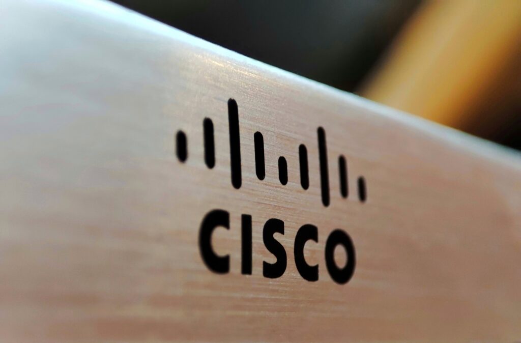 A Cisco biztonsági közleményt adott ki a Unified Contact Center Express (CCX) platformot érintő két kritikus sebezhetőség miatt.
