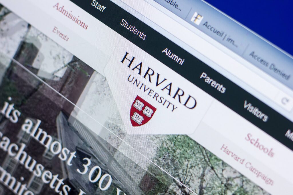 A Harvard Egyetem közleményében bejelentette, hogy az „Alumni Affairs and Development” rendszerei kompromittálódtak egy hangalapú adathalász (voice phishing) támadás következtében, amelynek során jogosulatlan fél férhetett hozzá az egyetem hallgatói, volt hallgatói, az egyetem támogatóinak, valamint munkatársainak és oktatóinak személyes adataihoz.