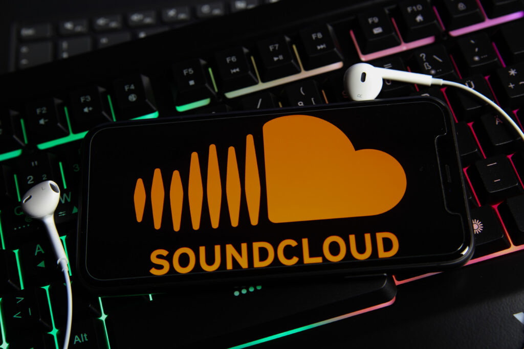 A SoundCloud publikálta, hogy adatvédelmi incidens érintette felhasználói bázisának mintegy 20 százalékát. A vállalat egy kiegészítő szolgáltatáshoz tartozó adminisztrációs felületen észlelt jogosulatlan tevékenységet, majd külső kiberbiztonsági szakértők bevonásával átfogó vizsgálatot indított, párhuzamosan a helyreállítási folyamat megkezdésével.
