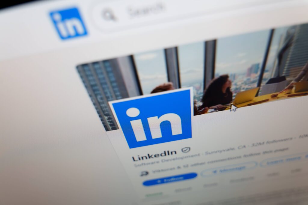 Egy új adathalász kampány a LinkedIn kommentrendszerét használja támadási felületként. A csalók célja, hogy a felhasználókat megtévesztve, a platform hivatalos kommunikációjának látszatát keltő üzenetekkel rávegyék őket külső, rosszindulatú weboldalak felkeresésére.