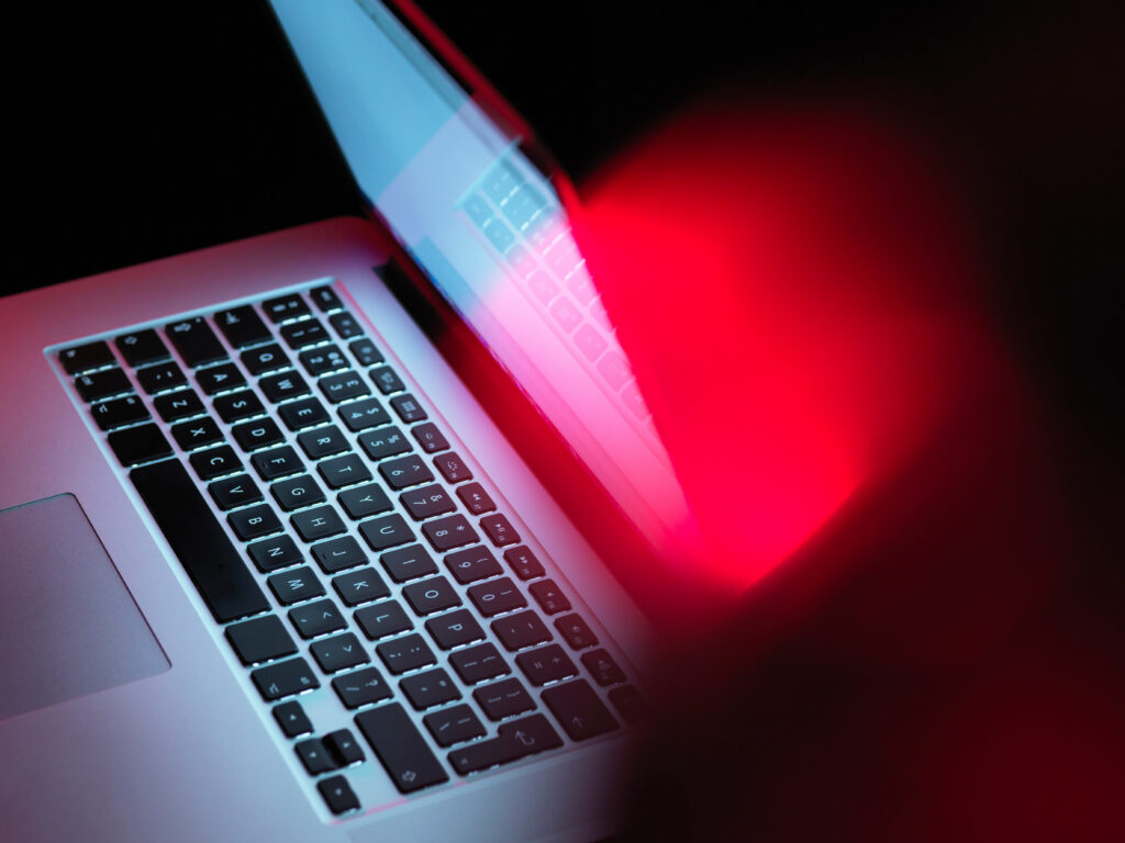 A kampány során ellopott Google-hirdetések hamis Evernote-oldalakra irányítják a macOS-felhasználókat, amint egy kódolt Terminal-parancs futtatásával a MacSync Stealer kártevő települ a rendszerükre.